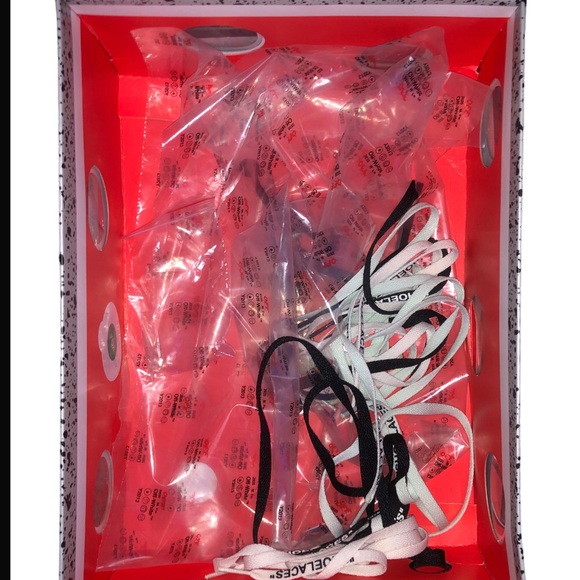 SOLD Off white 4s - Picture 4 of 4